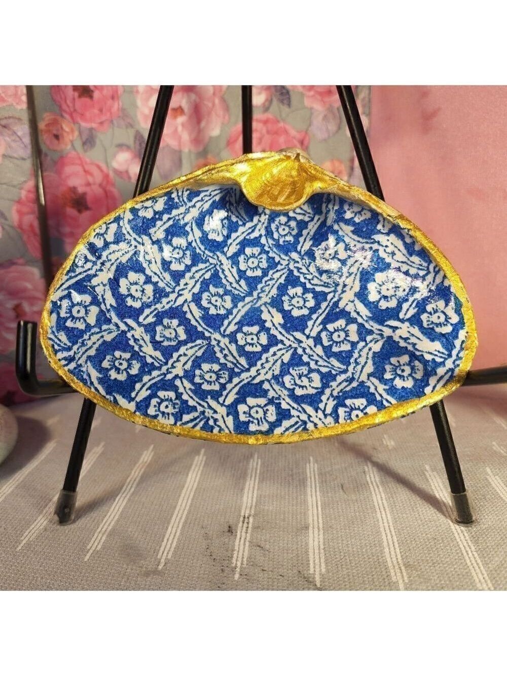 DECOUPAGE CLAM SHELL DECOUPAGE BLUE PATTERN ON A CLAM SHELL TRINKET DISH